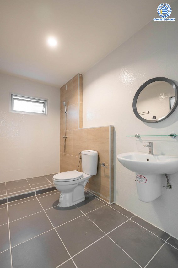 บ้านมือสองตกแต่งใหม่ โครงการ บ้านกลางเมือง มอนติคาร์โล-รัชวิภา เนื้อที่กว้าง 21.3 ตร.ว. ฟังก์ชัน 3 ห้องนอน 3 ห้องน้ำ 1 ห้องอเนกประสงค์ จอกรถได้ 2 คัน พร้อมอยู่ทันที บนทำเลเยี่ยม เชื่อมต่อถนนวิภาวดีรังสิต ใกล้รถไฟฟ้าสายสีแดง "สถานีวัดเสมียนนารี" และทางด่วน "ศรีรัช"